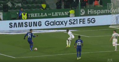 [NBA]斯玛特断球送长传 詹姆斯上反篮得分